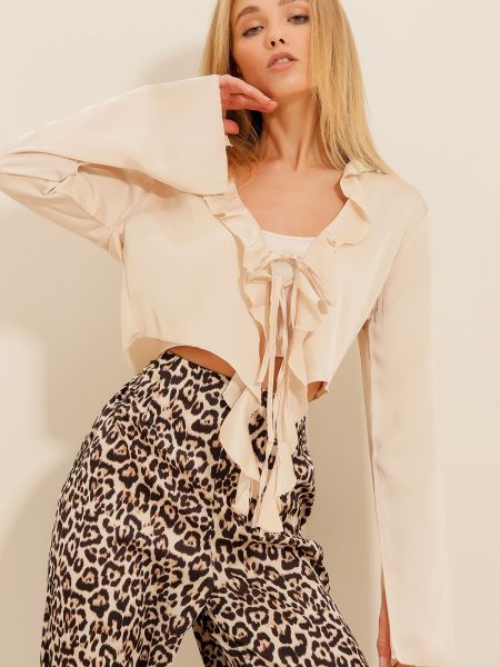 Сатенена блуза с v-образно деколте с волани Trend Alaçatı Stili бежово