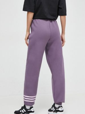 Sportovní kalhoty s aplikacemi Adidas Originals fialové