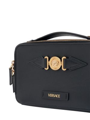 Usnjena crossbody torbica Versace črna