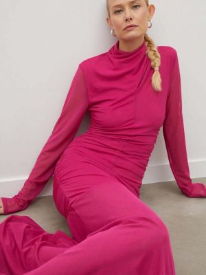 Testhezálló hosszú ruha Gestuz rózsaszín