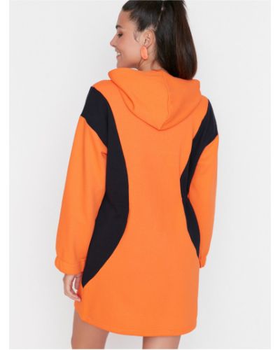 Šaty s kapucí Trendyol oranžové