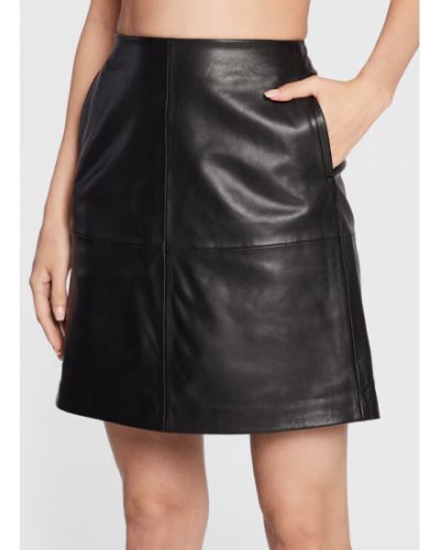 Priliehavá kožená sukňa Calvin Klein čierna