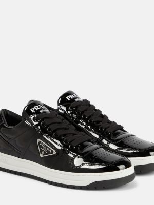 Δερμάτινα sneakers από λουστρίνι Prada μαύρο
