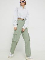 Зеленые женские брюки карго