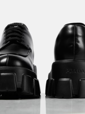 Čipkované kožené šnurovacie loafersy Prada čierna