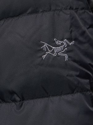 Páperová bunda s kapucňou Arc'teryx čierna