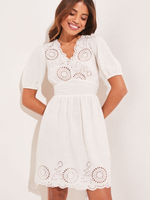 Платье мини с вышивкой с v-образным вырезом Lipsy белое