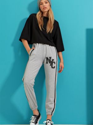 Sportovní kalhoty Trend Alaçatı Stili šedé