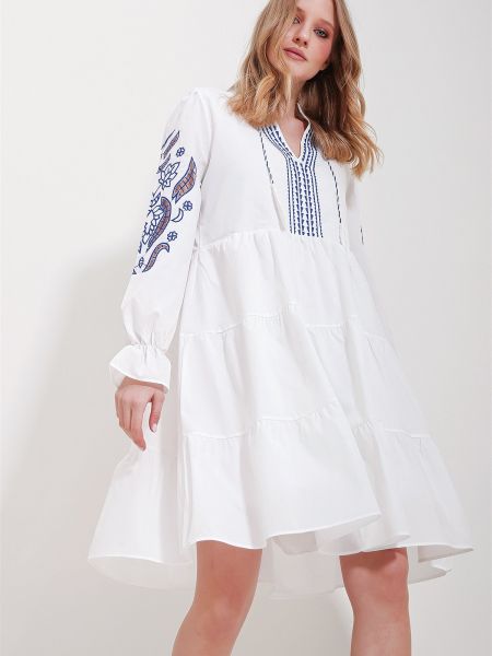 Šaty s výšivkou Trend Alaçatı Stili biela