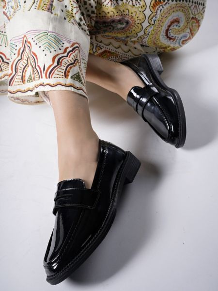 Pantofi loafer din piele de lac Riccon negru