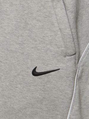 Hlače iz flisa Nike siva