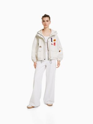 Bershka Kurtka Typu Parka Z Naszywkami Wykonana Z Tkaniny Z Dodatkiem Nylonu Kobieta 02  Złamany - Biały