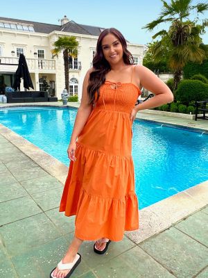 Оранжевое платье миди с рюшами In The Style