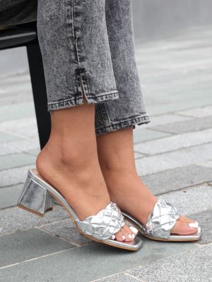 Плиссированные кожаные босоножки на каблуке Linzi серебряные