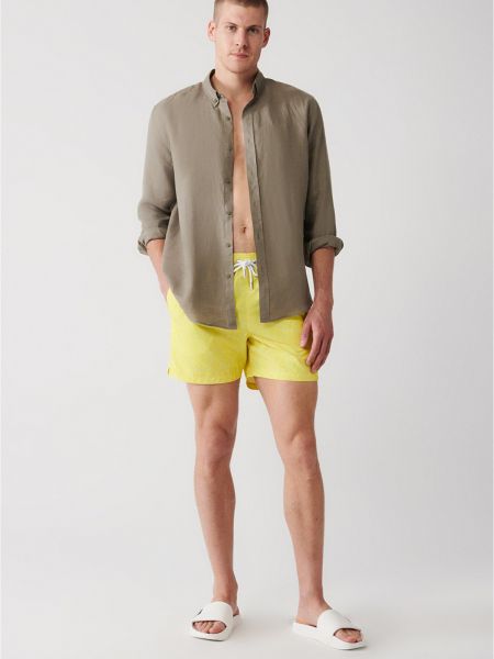 Pantaloni scurți cu model floral Avva galben
