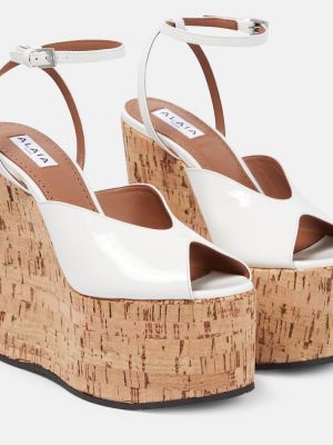 Lakované kožené sandále na kline Alaã¯a biela