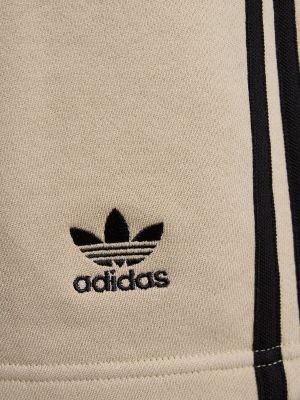 Памучни шорти на райета Adidas Originals бежово