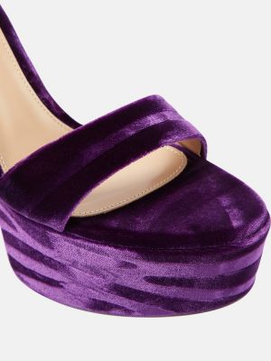 Žametne sandali iz rebrastega žameta s platformo Gianvito Rossi vijolična
