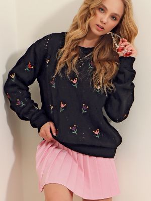 Ažurový sveter s výšivkou Trend Alaçatı Stili čierna