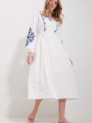 Lanena midi haljina s vezom s v-izrezom Trend Alaçatı Stili bijela