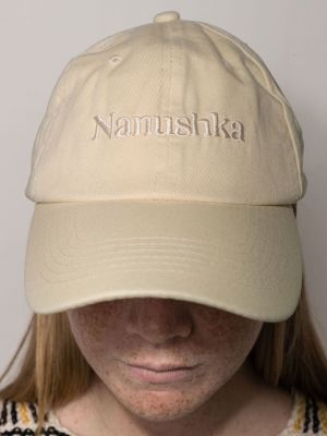 Haftowana czapka z daszkiem bawełniana Nanushka żółta