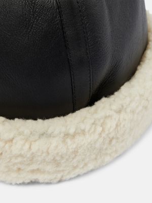 Кожена шапка Toteme черно