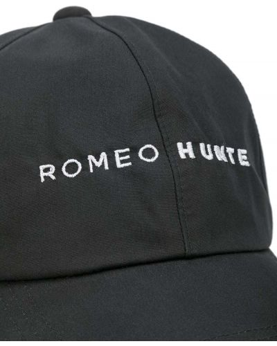 Siuvinėtas kepurė su snapeliu Romeo Hunte juoda