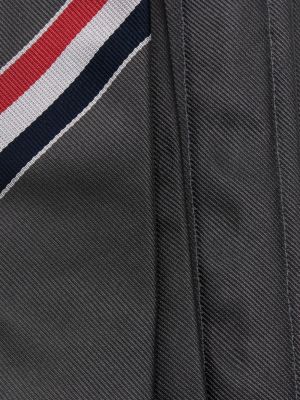 Pruhovaná hedvábná kravata Thom Browne šedá