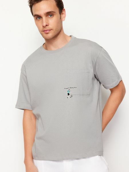 Brīva piegriezuma kokvilnas polo krekls ar izšuvumiem Trendyol