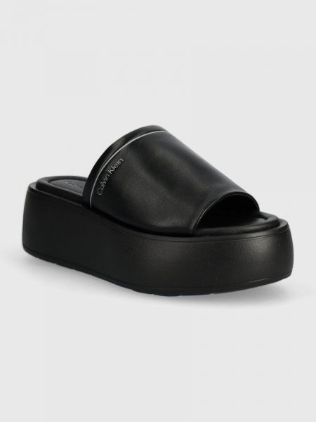 Kožené pantofle na platformě Calvin Klein černé