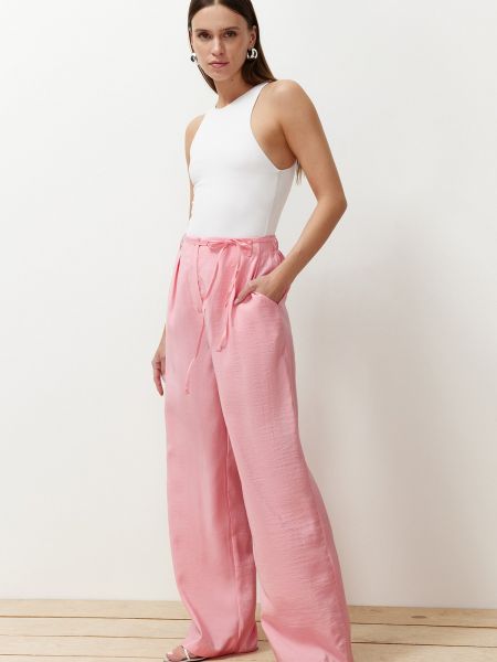 Плисирани тесни панталони slim от модал Trendyol розово