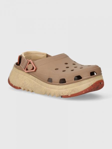 Papuci cu platformă Crocs maro