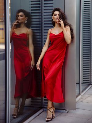 Satynowa sukienka Fasardi czerwona