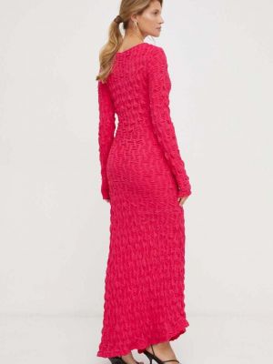 Testhezálló hosszú ruha Gestuz rózsaszín