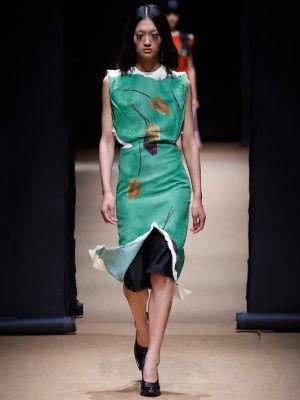 Jedwabna sukienka midi z nadrukiem Prada zielona