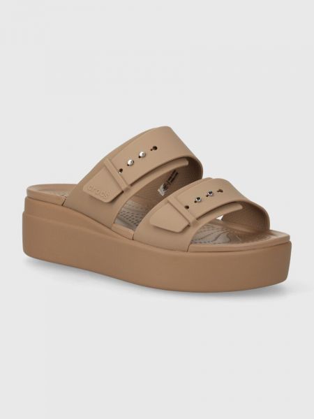 Papuci cu platformă cu pană Crocs maro