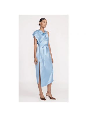 Satynowa sukienka midi asymetryczna Staud niebieska