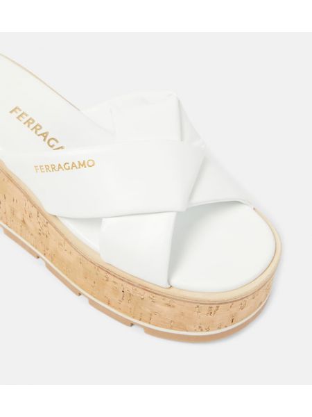 Sandały skórzane na koturnie Ferragamo białe