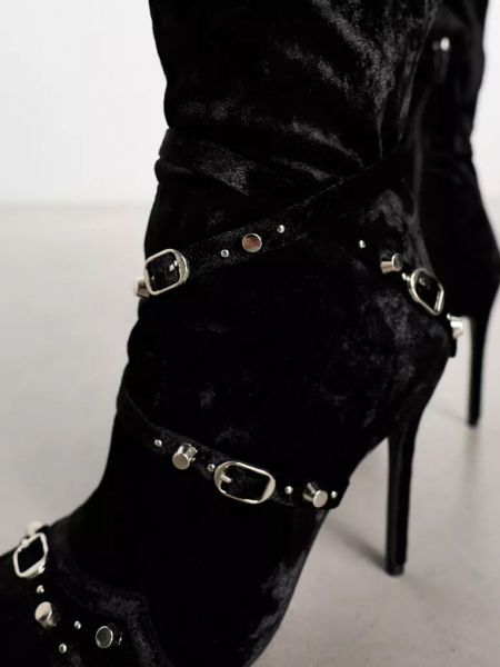 Бархатные ботинки на каблуке с пряжкой Public Desire черные