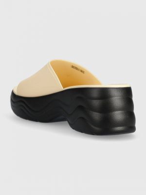 Papuci cu platformă Crocs bej