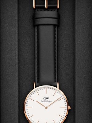 Классические часы с кожаным ремешком Daniel Wellington черные