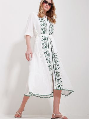 Dlouhé šaty na gombíky s volánmi Trend Alaçatı Stili biela