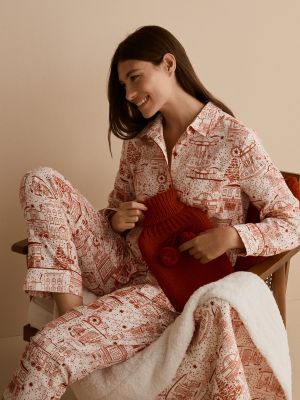 Pijama con estampado énfasis rojo