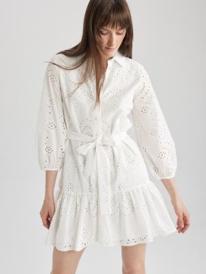 Белое платье мини с вышивкой Defacto