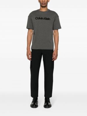 Medvilninis siuvinėtas marškinėliai Calvin Klein pilka