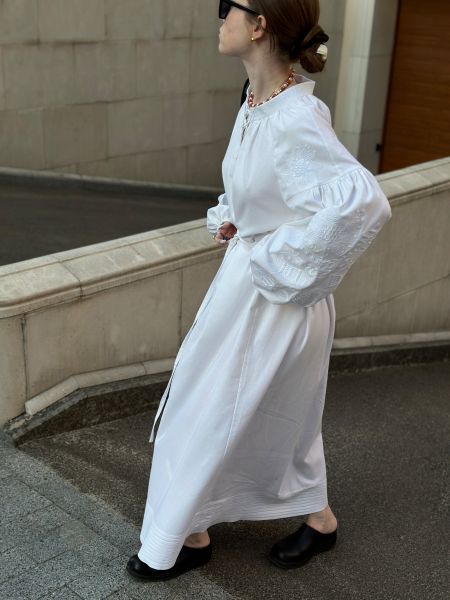 Белое платье с вышивкой Marchi