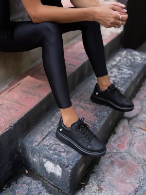 Мереживні кросівки на шнурівці з круглим носком Madamra чорні