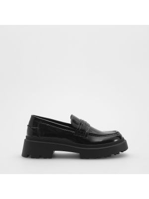 Černé lakované loafers Reserved