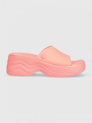Pantofle na platformě Crocs růžové
