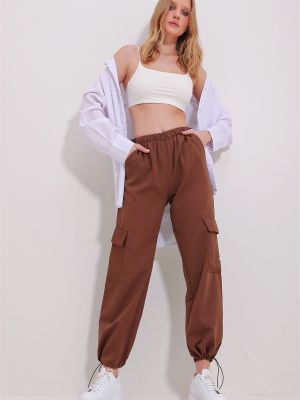 Kargo hlače z žepi Trend Alaçatı Stili rjava